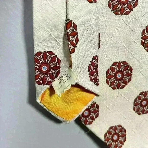 VINTAGE 60s 70s WEBSTER Tie Cream Red Symbol Print Hipster Mod 56" x 4" - Picture 3 of 5